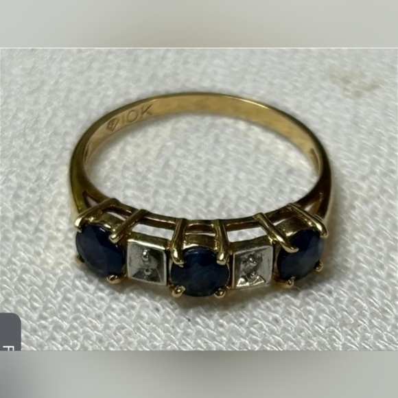 10 k yellow‎ gold sapphire and diamond ring 1.8 grams sz. 6.75-7